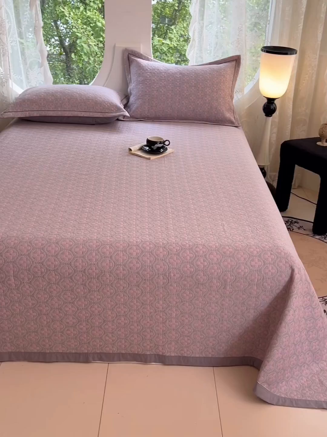 91家纺网 家纺一手货源 找家纺 yyds网供 2025新款A类色织全棉三层纱布床盖三件套喷气夹棉盖毯夏被厚床单多功能榻榻米风格二 幸运花灰粉