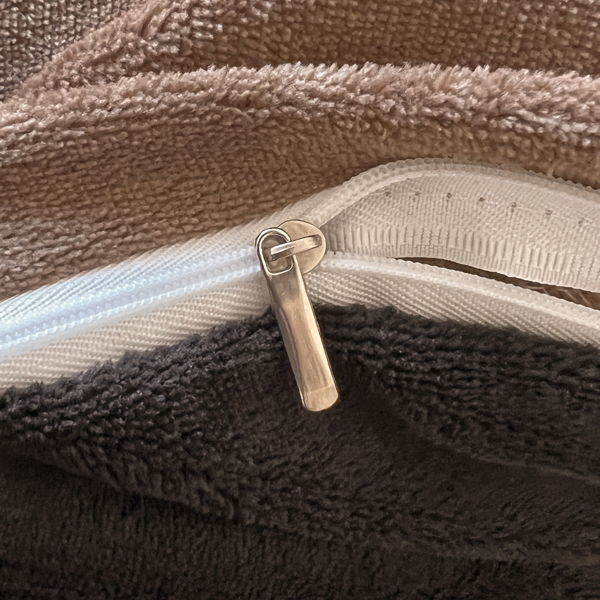 91家纺网 家纺一手货源 找家纺 童颜 2025新款高克重保暖牛奶绒毛巾绣四件套-黑皮猫-场景二 黑皮猫-深咖+黑