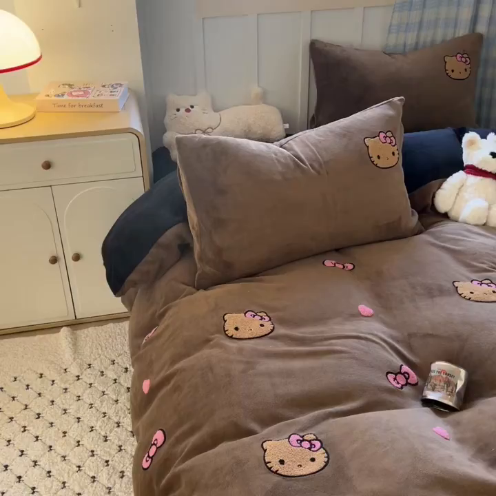 91家纺网 家纺一手货源 找家纺 童颜 2025新款高克重保暖牛奶绒毛巾绣四件套-黑皮猫-场景二 黑皮猫-深咖+黑