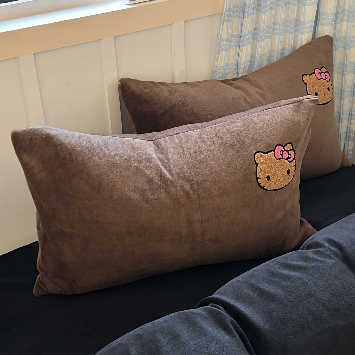 91家纺网 家纺一手货源 找家纺 童颜 2025新款高克重保暖牛奶绒毛巾绣四件套-黑皮猫-场景二 黑皮猫-深咖+黑