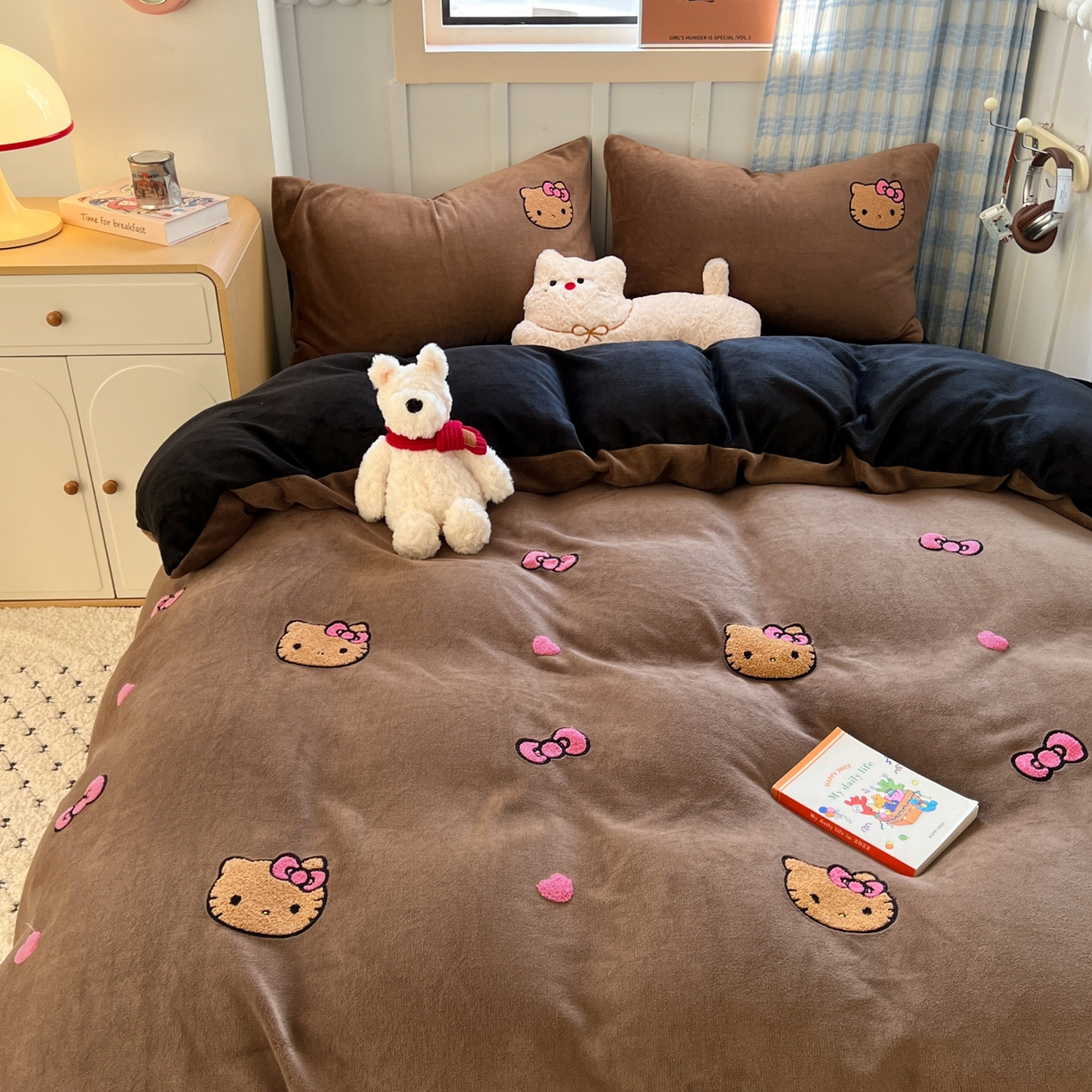 91家纺网 家纺一手货源 找家纺 童颜 2025新款高克重保暖牛奶绒毛巾绣四件套-黑皮猫-场景二 黑皮猫-深咖+黑