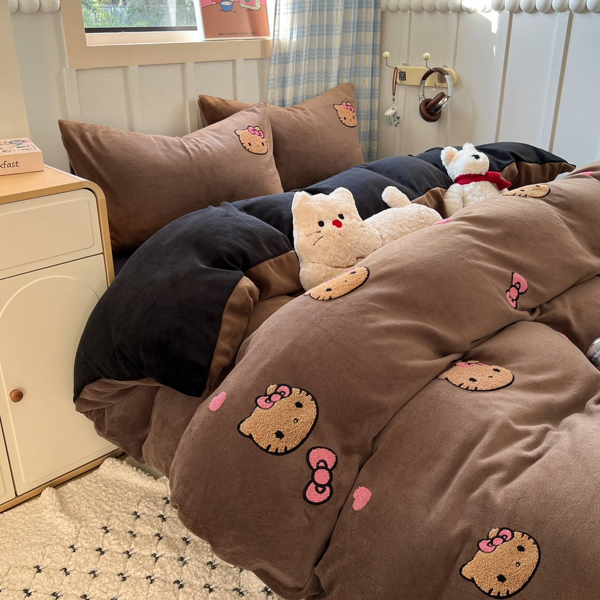 91家纺网 家纺一手货源 找家纺 童颜 2025新款高克重保暖牛奶绒毛巾绣四件套-黑皮猫-场景二 黑皮猫-深咖+黑