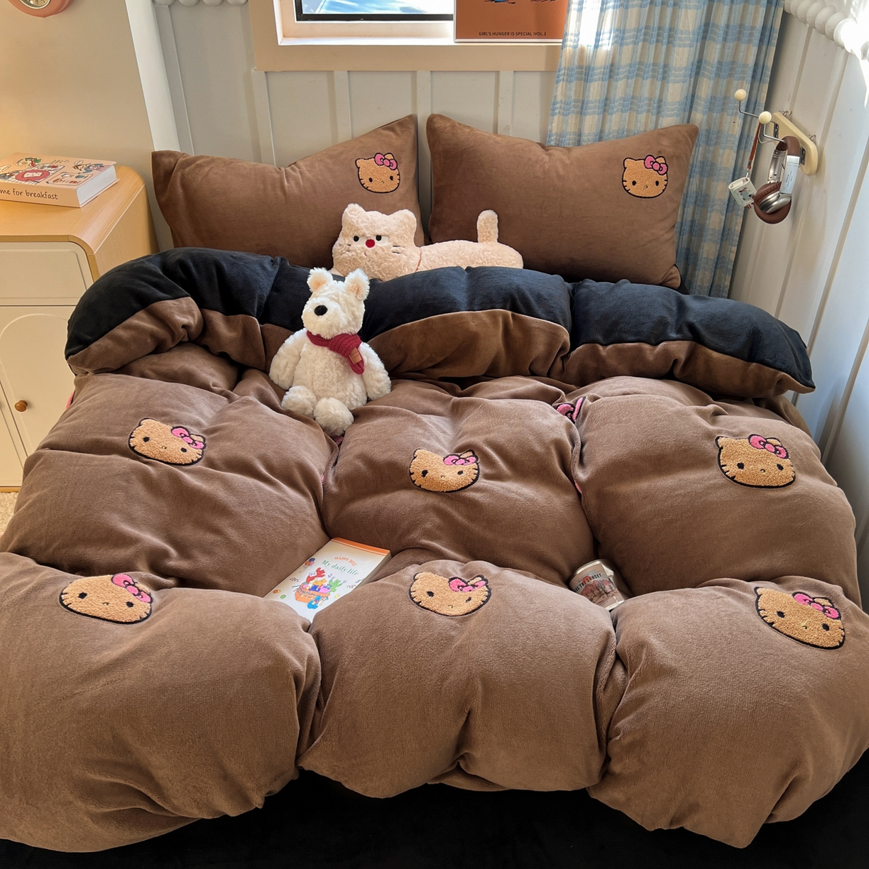 91家纺网 家纺一手货源 找家纺 童颜 2025新款高克重保暖牛奶绒毛巾绣四件套-黑皮猫-场景二 黑皮猫-深咖+黑