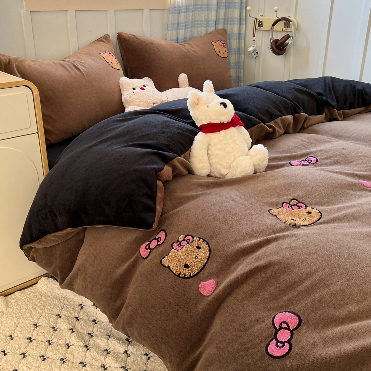 91家纺网 家纺一手货源 找家纺 童颜 2025新款高克重保暖牛奶绒毛巾绣四件套-黑皮猫-场景二 黑皮猫-深咖+黑