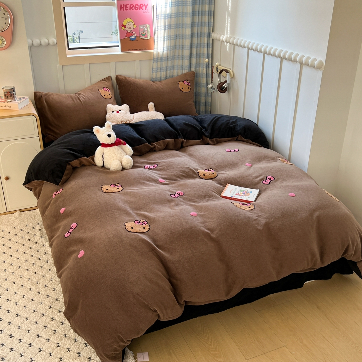 91家纺网 家纺一手货源 找家纺 童颜 2025新款高克重保暖牛奶绒毛巾绣四件套-黑皮猫-场景二 黑皮猫-深咖+黑