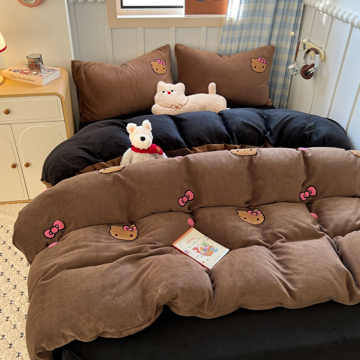 91家纺网 家纺一手货源 找家纺 童颜 2025新款高克重保暖牛奶绒毛巾绣四件套-黑皮猫-场景二 黑皮猫-深咖+黑