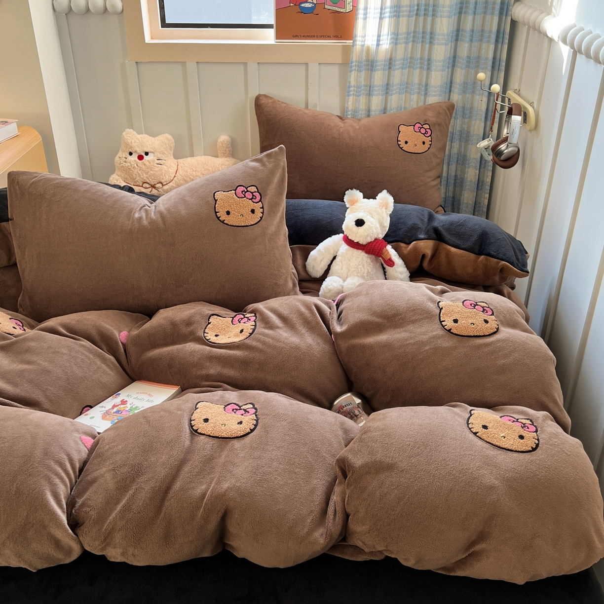 91家纺网 家纺一手货源 找家纺 童颜 2025新款高克重保暖牛奶绒毛巾绣四件套-黑皮猫-场景二 黑皮猫-深咖+黑