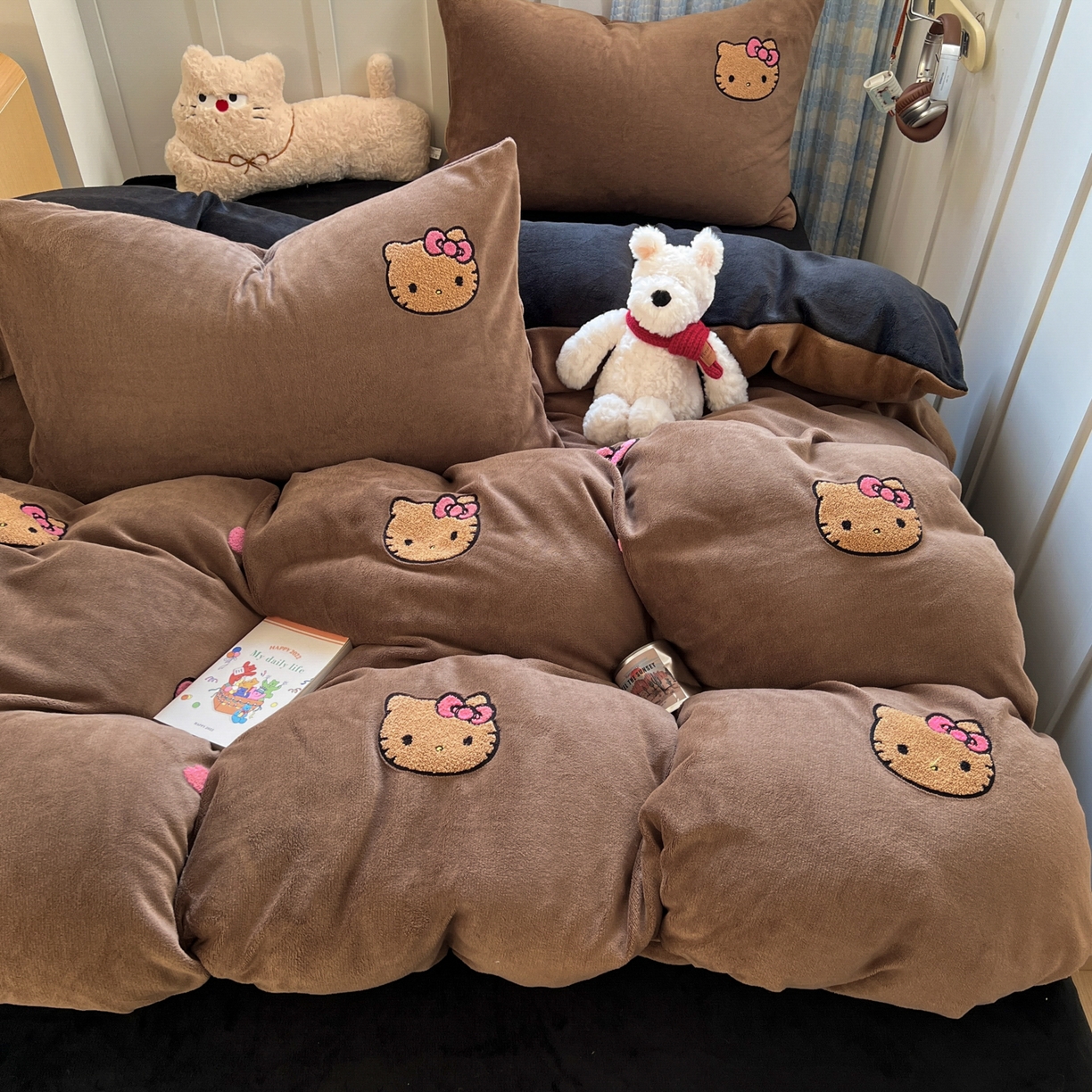 91家纺网 家纺一手货源 找家纺 童颜 2025新款高克重保暖牛奶绒毛巾绣四件套-黑皮猫-场景二 黑皮猫-深咖+黑