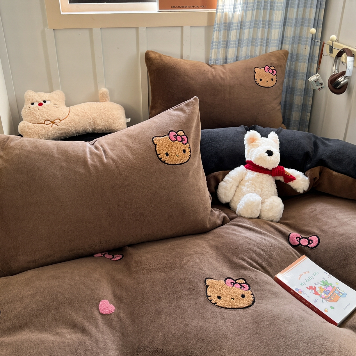 91家纺网 家纺一手货源 找家纺 童颜 2025新款高克重保暖牛奶绒毛巾绣四件套-黑皮猫-场景二 黑皮猫-深咖+黑