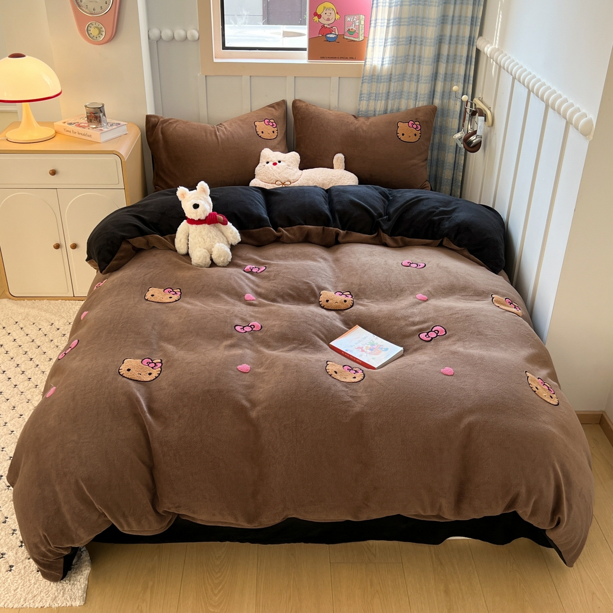 91家纺网 家纺一手货源 找家纺 童颜 2025新款高克重保暖牛奶绒毛巾绣四件套-黑皮猫-场景二 黑皮猫-深咖+黑