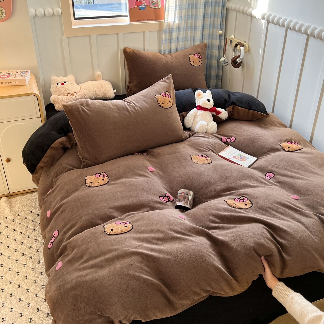 91家纺网 家纺一手货源 找家纺 童颜 2025新款高克重保暖牛奶绒毛巾绣四件套-黑皮猫-场景二 黑皮猫-深咖+黑