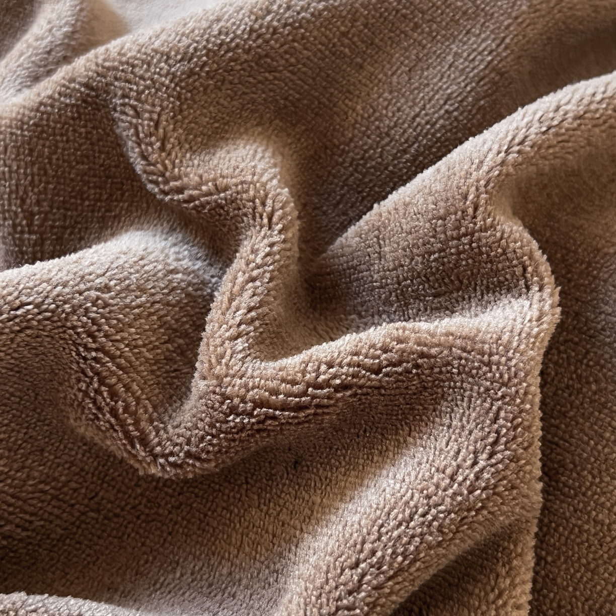 91家纺网 家纺一手货源 找家纺 童颜 2025新款高克重保暖牛奶绒毛巾绣四件套-黑皮猫-场景二 黑皮猫-深咖+黑