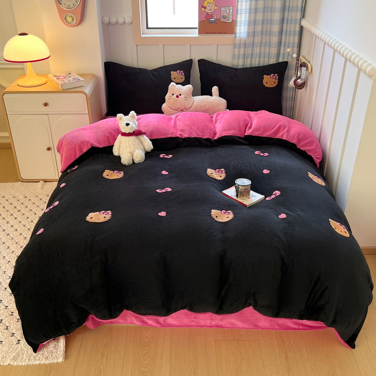 91家纺网 家纺一手货源 找家纺 童颜 2025新款高克重保暖牛奶绒毛巾绣四件套-黑皮猫-场景二 黑皮猫-黑+玫红