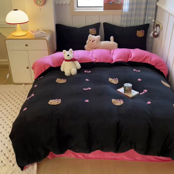 91家纺网 家纺一手货源 找家纺 童颜 2025新款高克重保暖牛奶绒毛巾绣四件套-黑皮猫-场景二 黑皮猫-黑+玫红