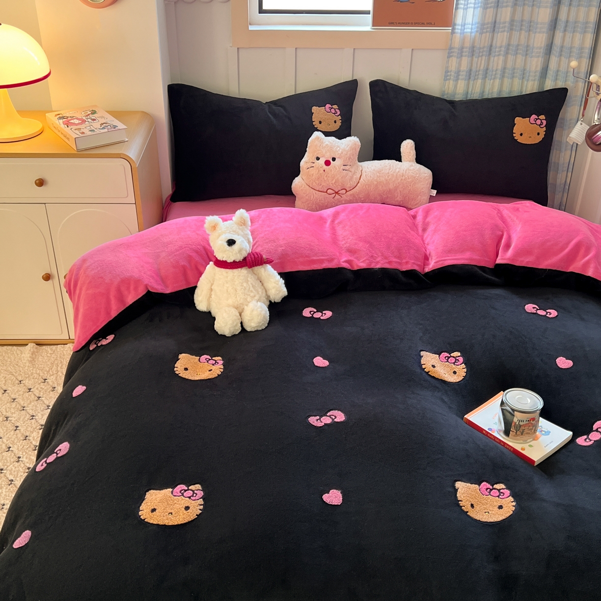 91家纺网 家纺一手货源 找家纺 童颜 2025新款高克重保暖牛奶绒毛巾绣四件套-黑皮猫-场景二 黑皮猫-黑+玫红