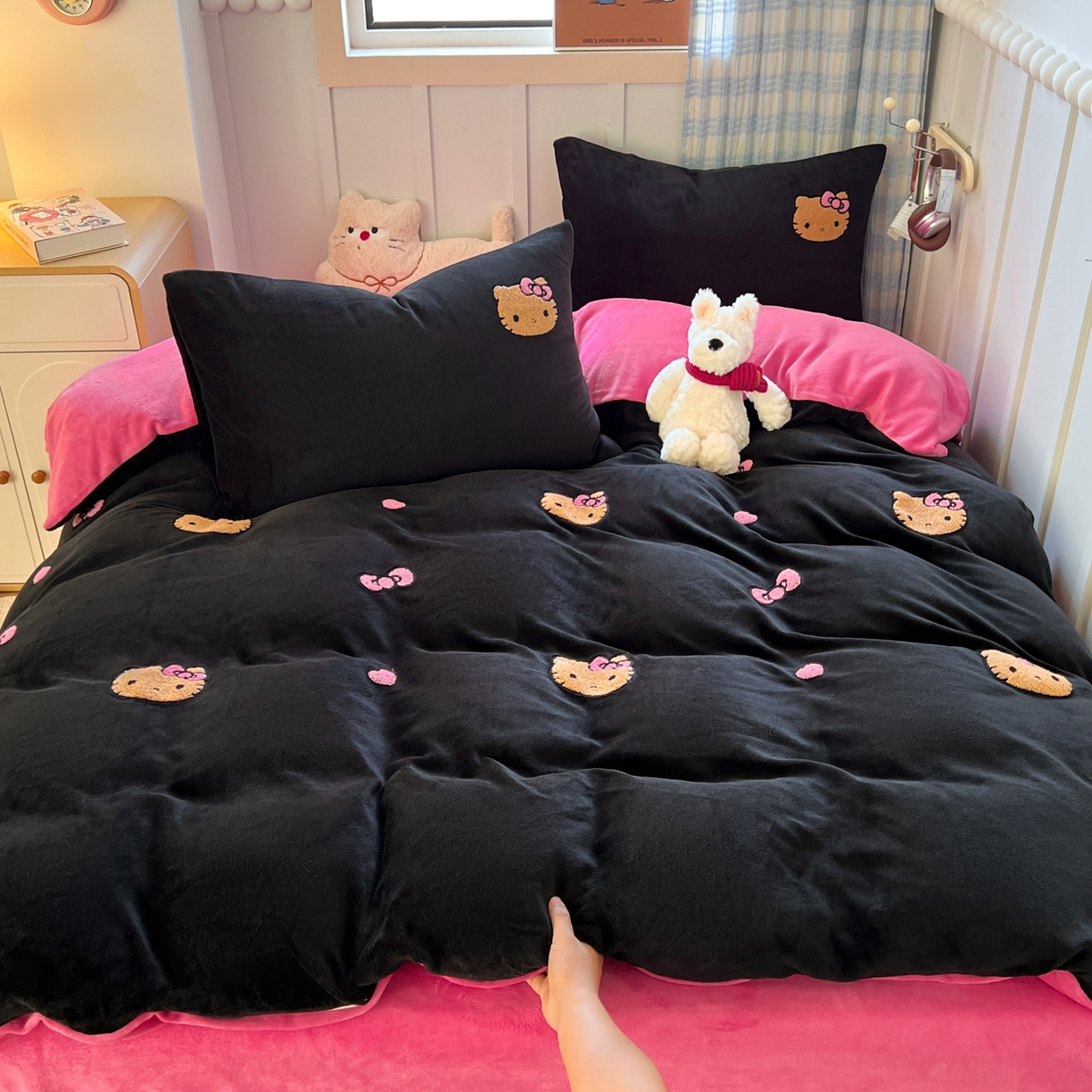 童颜 2025新款高克重保暖牛奶绒毛巾绣四件套-黑皮猫-场景二 黑皮猫-黑+玫红