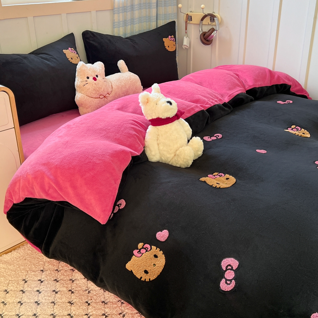 91家纺网 家纺一手货源 找家纺 童颜 2025新款高克重保暖牛奶绒毛巾绣四件套-黑皮猫-场景二 黑皮猫-黑+玫红