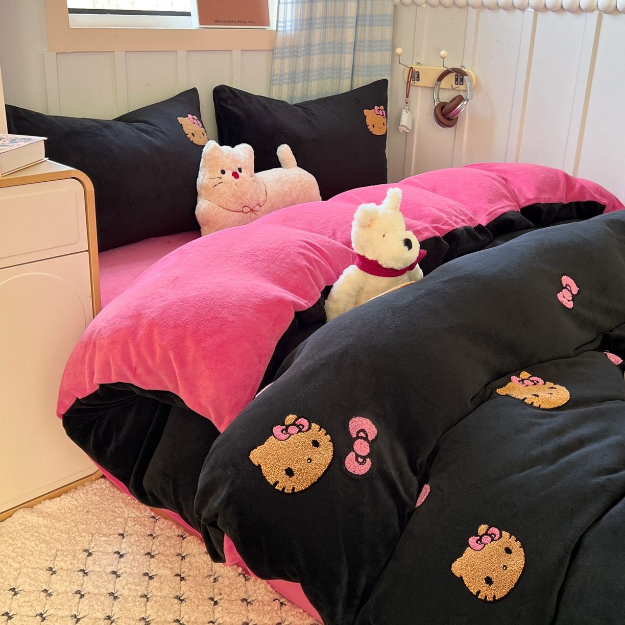 91家纺网 家纺一手货源 找家纺 童颜 2025新款高克重保暖牛奶绒毛巾绣四件套-黑皮猫-场景二 黑皮猫-黑+玫红