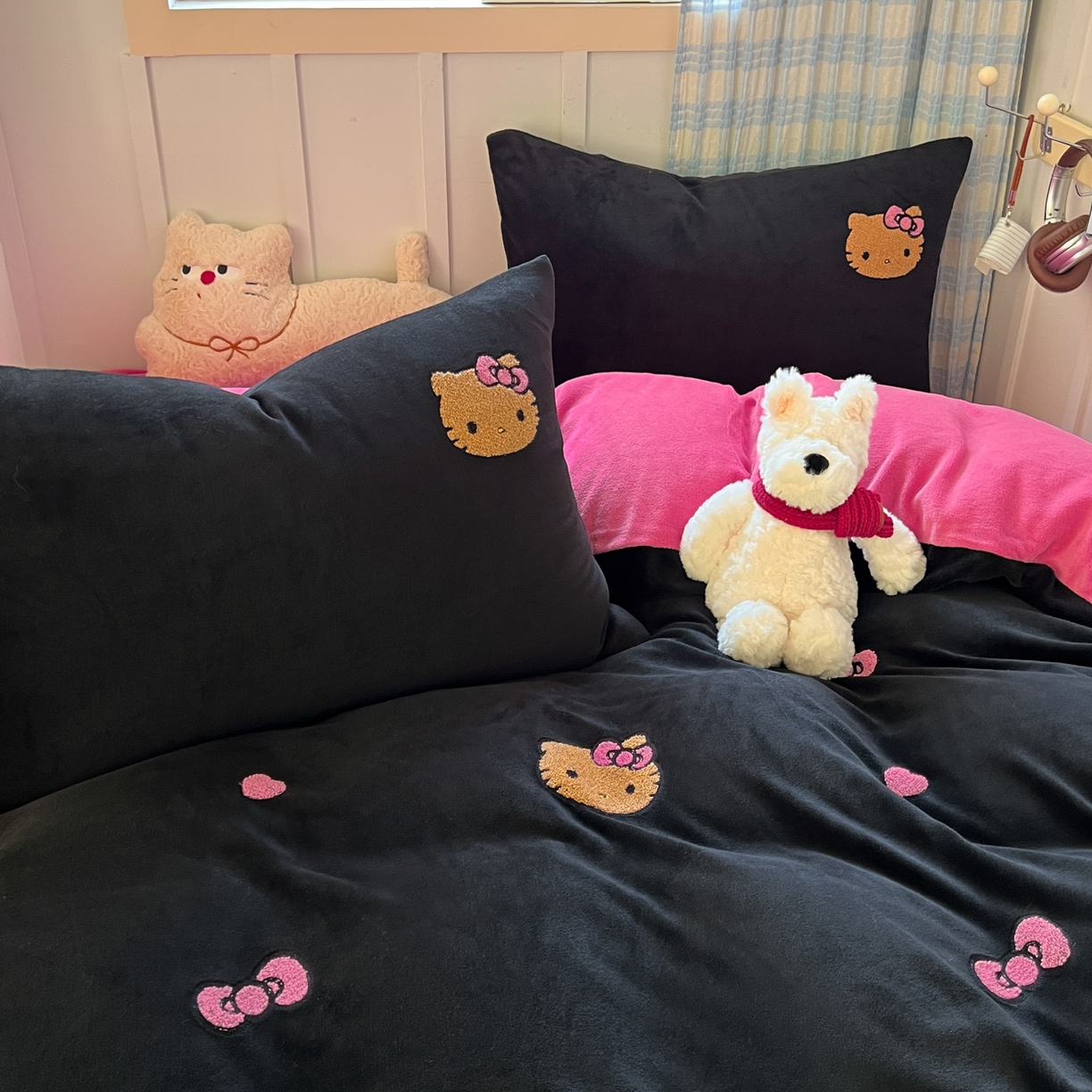 91家纺网 家纺一手货源 找家纺 童颜 2025新款高克重保暖牛奶绒毛巾绣四件套-黑皮猫-场景二 黑皮猫-黑+玫红