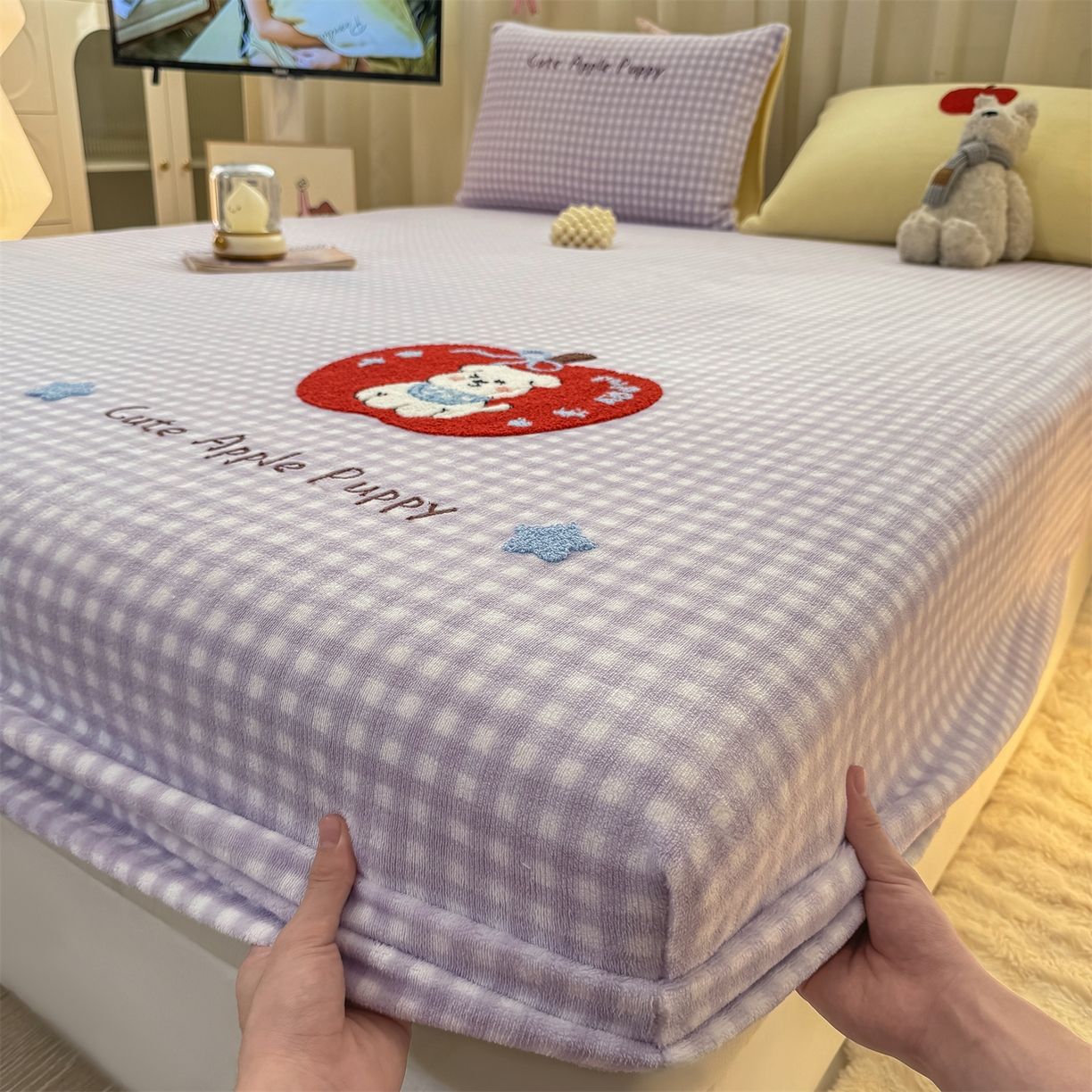 91家纺网 家纺一手货源 找家纺 灰鲸 2025新款高克重牛奶绒毛巾绣床笠单床笠单品床笠床笠单件 紫格苹果狗