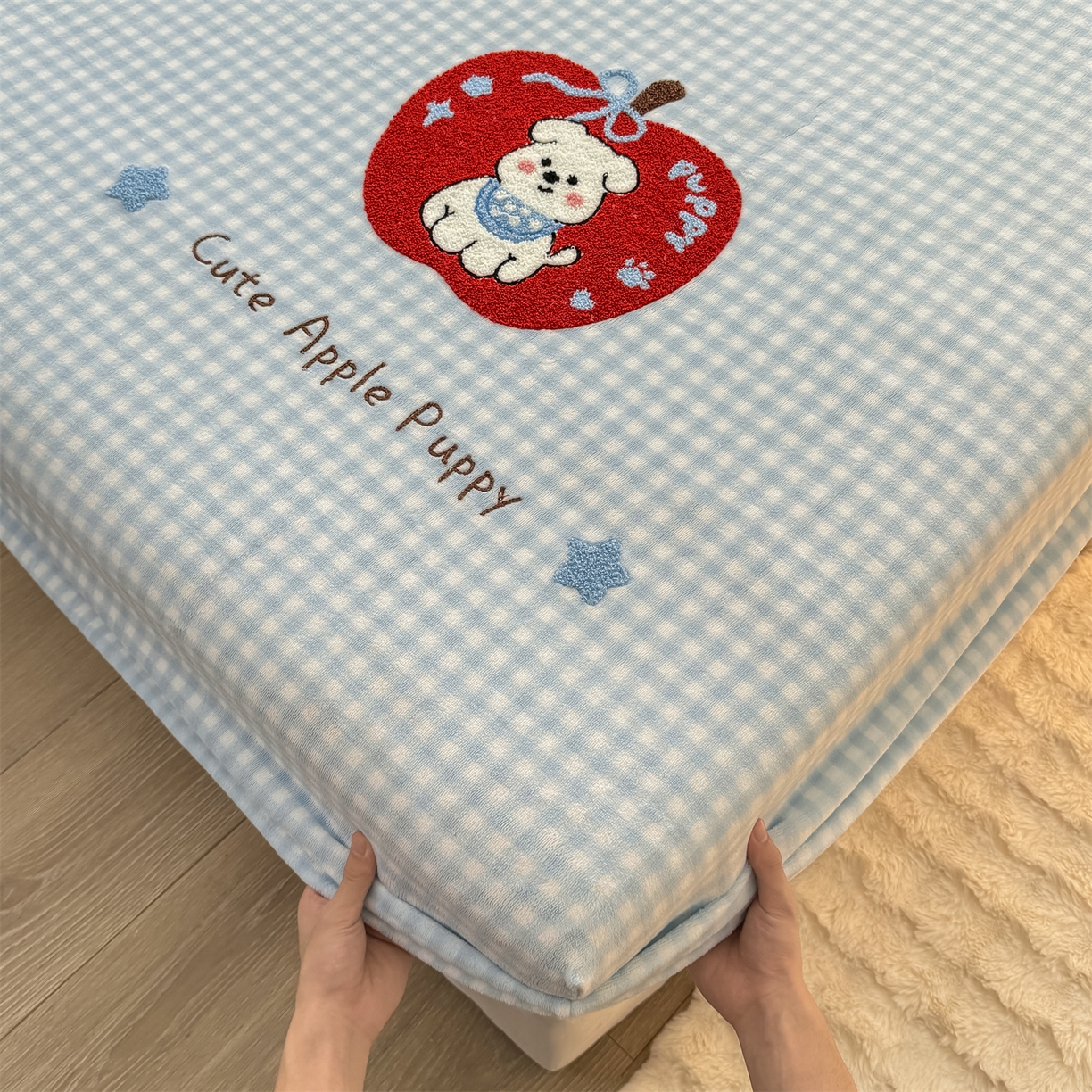 91家纺网 家纺一手货源 找家纺 灰鲸 2025新款高克重牛奶绒毛巾绣床笠单床笠单品床笠床笠单件 蓝格苹果狗