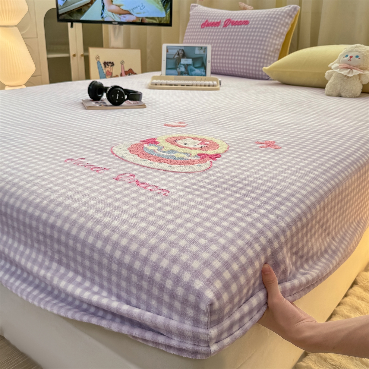 91家纺网 家纺一手货源 找家纺 灰鲸 2025新款高克重牛奶绒毛巾绣床笠单床笠单品床笠床笠单件 紫格蛋糕喵