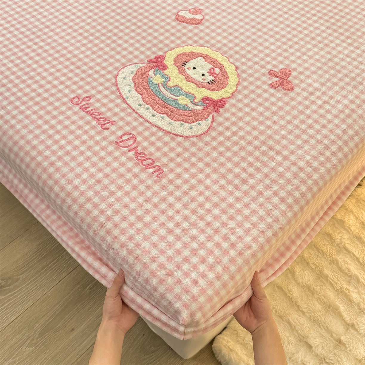 91家纺网 家纺一手货源 找家纺 灰鲸 2025新款高克重牛奶绒毛巾绣床笠单床笠单品床笠床笠单件 粉格蛋糕喵