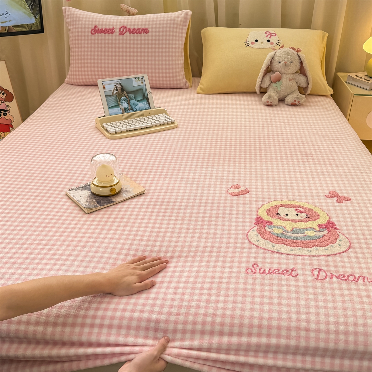 91家纺网 家纺一手货源 找家纺 灰鲸 2025新款高克重牛奶绒毛巾绣床笠单床笠单品床笠床笠单件 粉格蛋糕喵