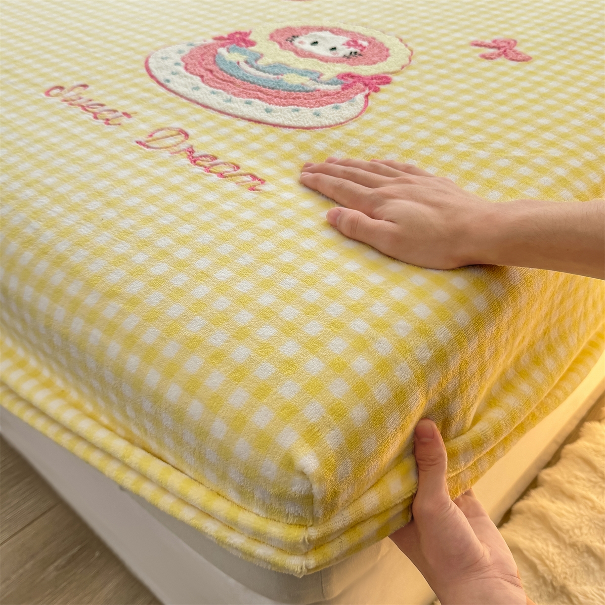 91家纺网 家纺一手货源 找家纺 灰鲸 2025新款高克重牛奶绒毛巾绣床笠单床笠单品床笠床笠单件 黄格蛋糕喵