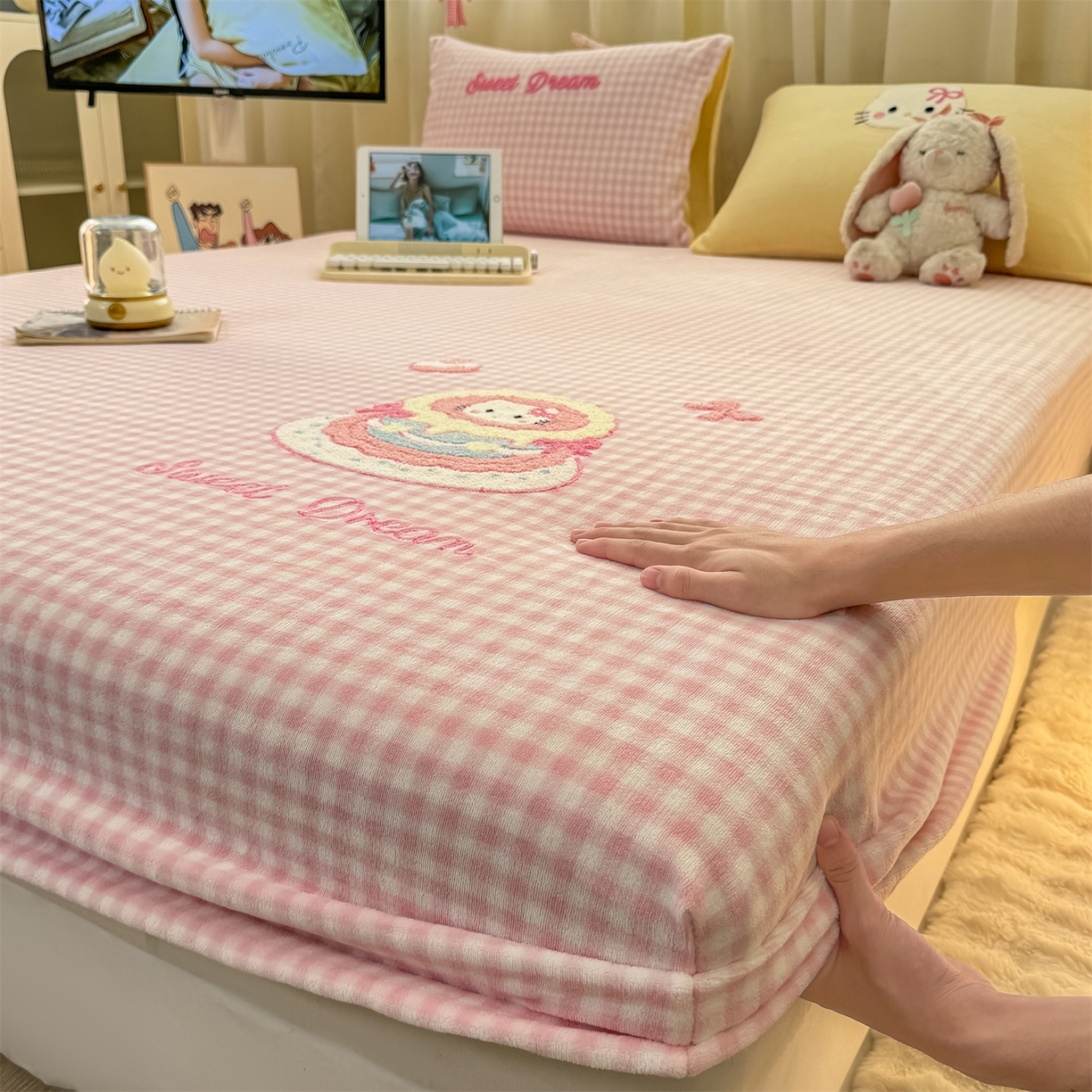 91家纺网 家纺一手货源 找家纺 灰鲸 2025新款高克重牛奶绒毛巾绣床笠单床笠单品床笠床笠单件 粉格蛋糕喵