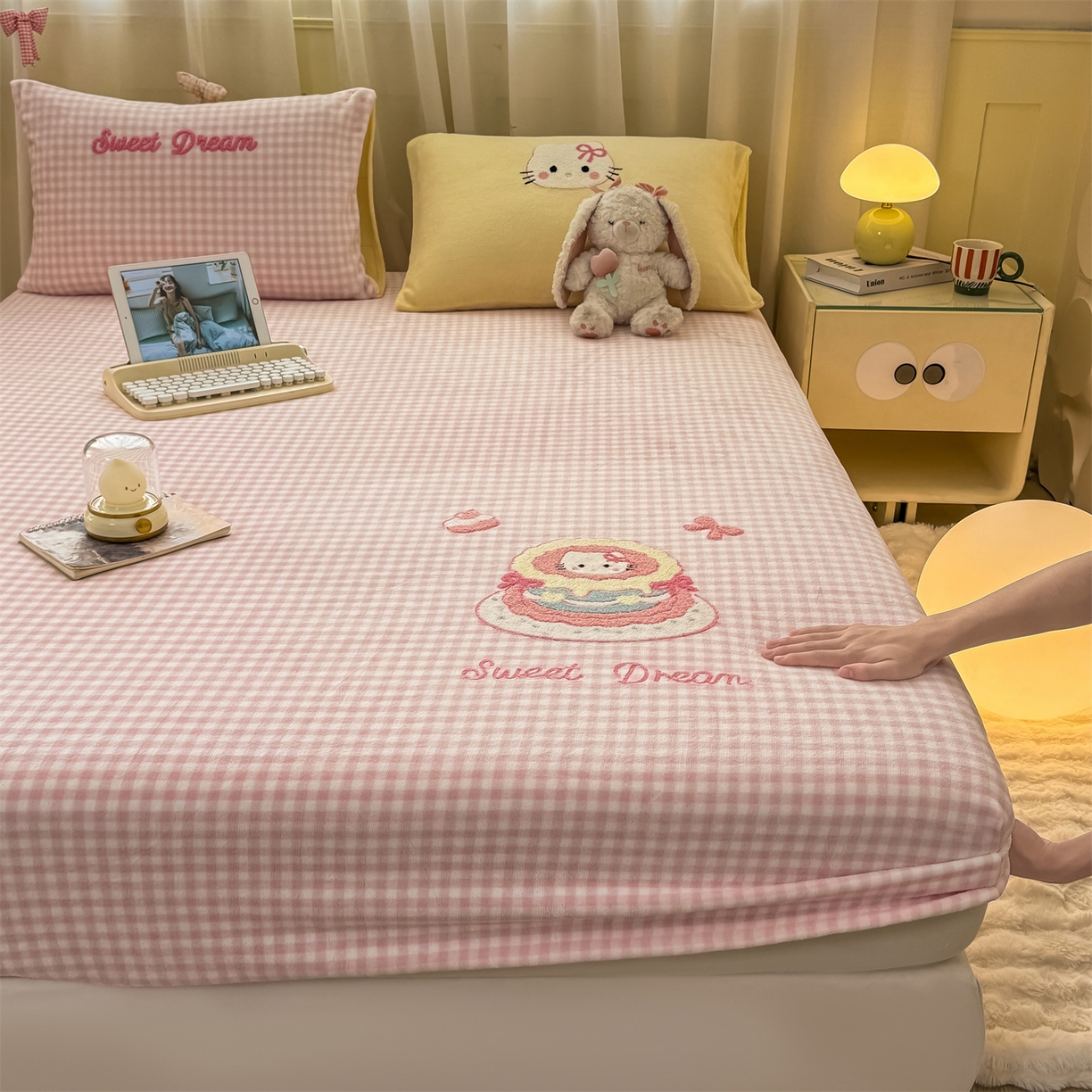 91家纺网 家纺一手货源 找家纺 灰鲸 2025新款高克重牛奶绒毛巾绣床笠单床笠单品床笠床笠单件 粉格蛋糕喵