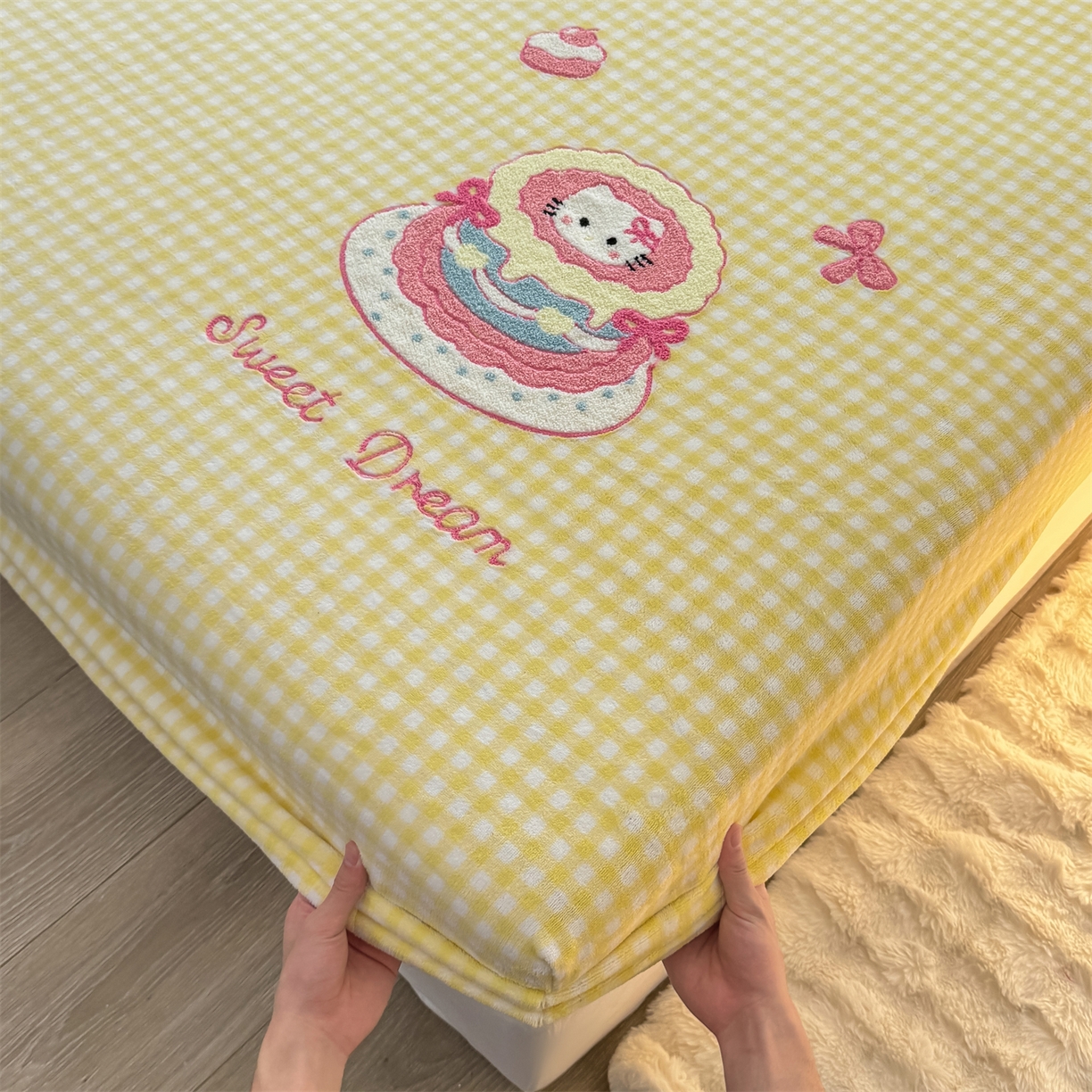 91家纺网 家纺一手货源 找家纺 灰鲸 2025新款高克重牛奶绒毛巾绣床笠单床笠单品床笠床笠单件 黄格蛋糕喵