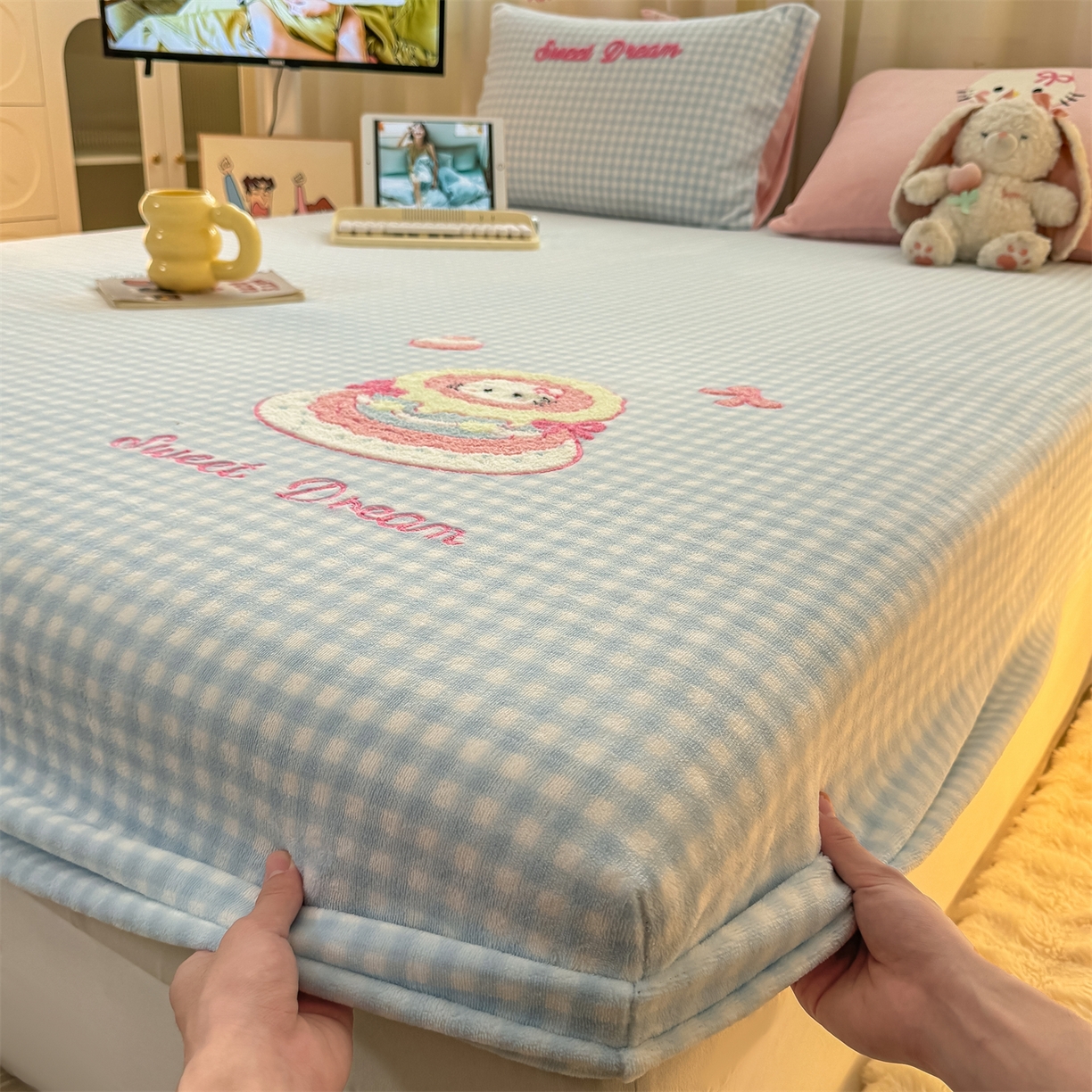 91家纺网 家纺一手货源 找家纺 灰鲸 2025新款高克重牛奶绒毛巾绣床笠单床笠单品床笠床笠单件 蓝格蛋糕喵