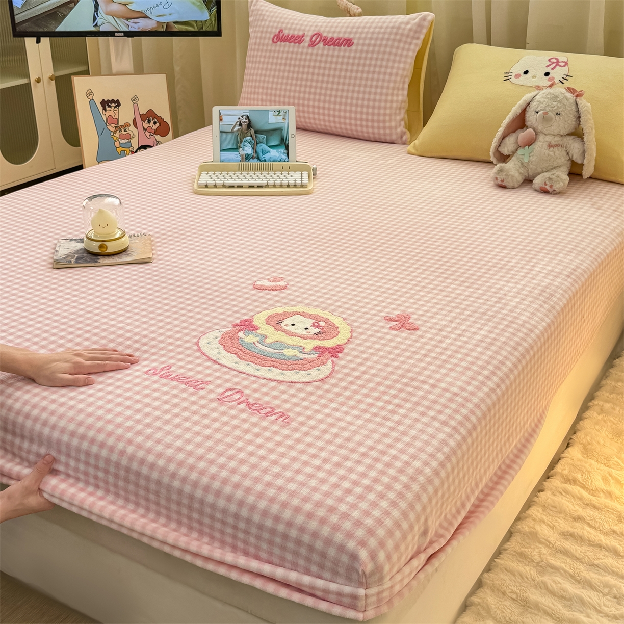 91家纺网 家纺一手货源 找家纺 灰鲸 2025新款高克重牛奶绒毛巾绣床笠单床笠单品床笠床笠单件 粉格蛋糕喵