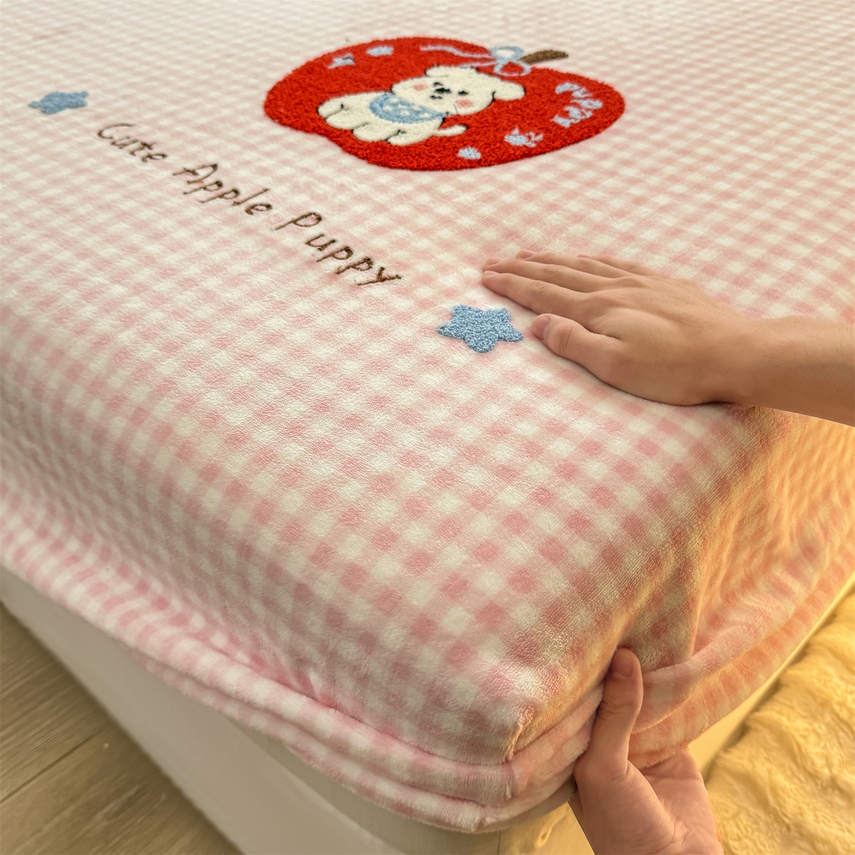 91家纺网 家纺一手货源 找家纺 灰鲸 2025新款高克重牛奶绒毛巾绣床笠单床笠单品床笠床笠单件 粉格苹果狗