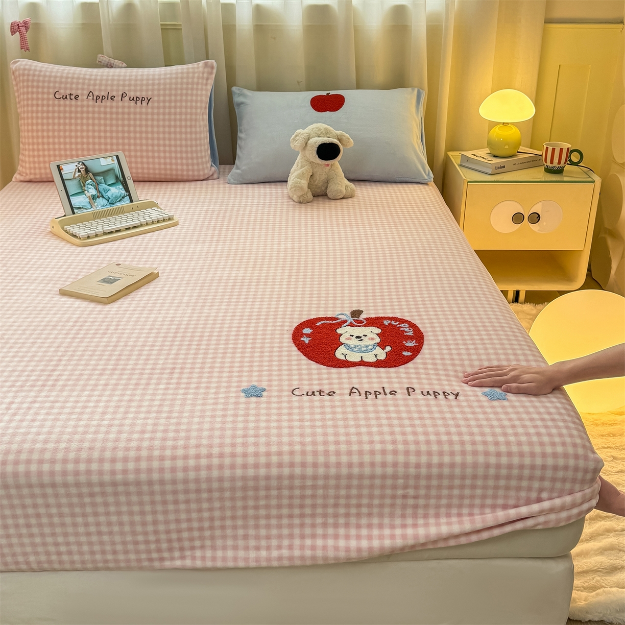 91家纺网 家纺一手货源 找家纺 灰鲸 2025新款高克重牛奶绒毛巾绣床笠单床笠单品床笠床笠单件 粉格苹果狗