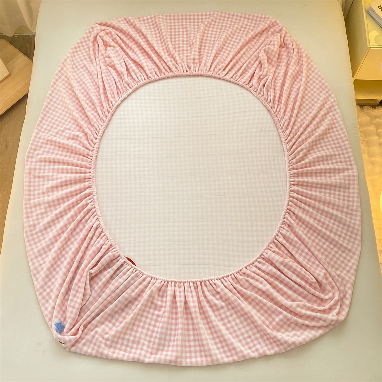 91家纺网 家纺一手货源 找家纺 灰鲸 2025新款高克重牛奶绒毛巾绣床笠单床笠单品床笠床笠单件 粉格苹果狗