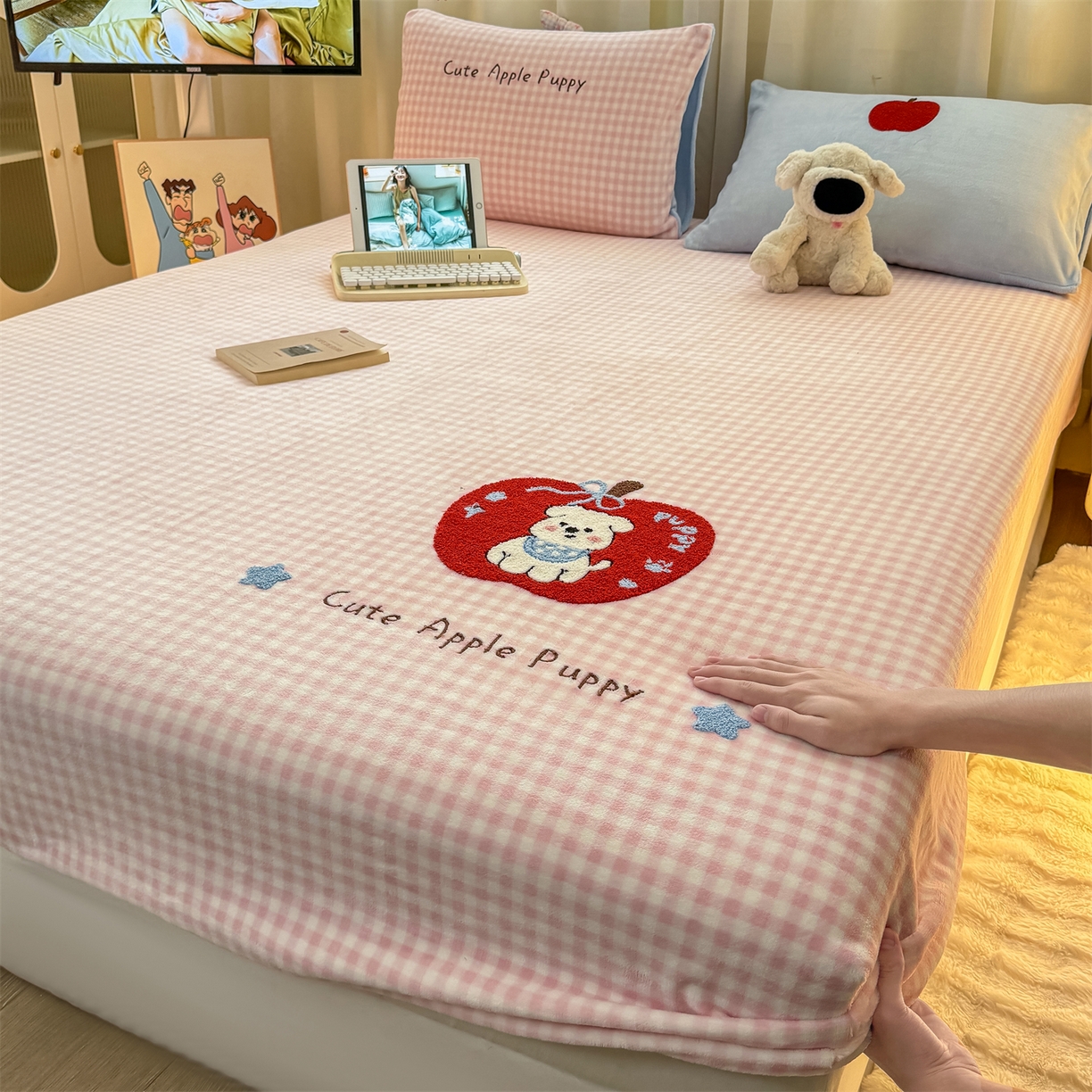 91家纺网 家纺一手货源 找家纺 灰鲸 2025新款高克重牛奶绒毛巾绣床笠单床笠单品床笠床笠单件 粉格苹果狗