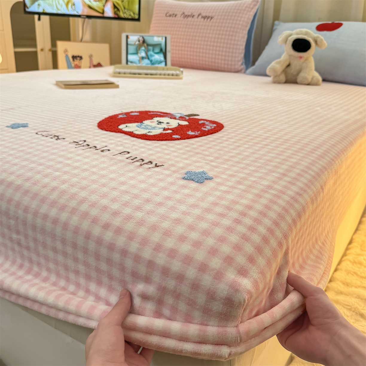 91家纺网 家纺一手货源 找家纺 灰鲸 2025新款高克重牛奶绒毛巾绣床笠单床笠单品床笠床笠单件 粉格苹果狗