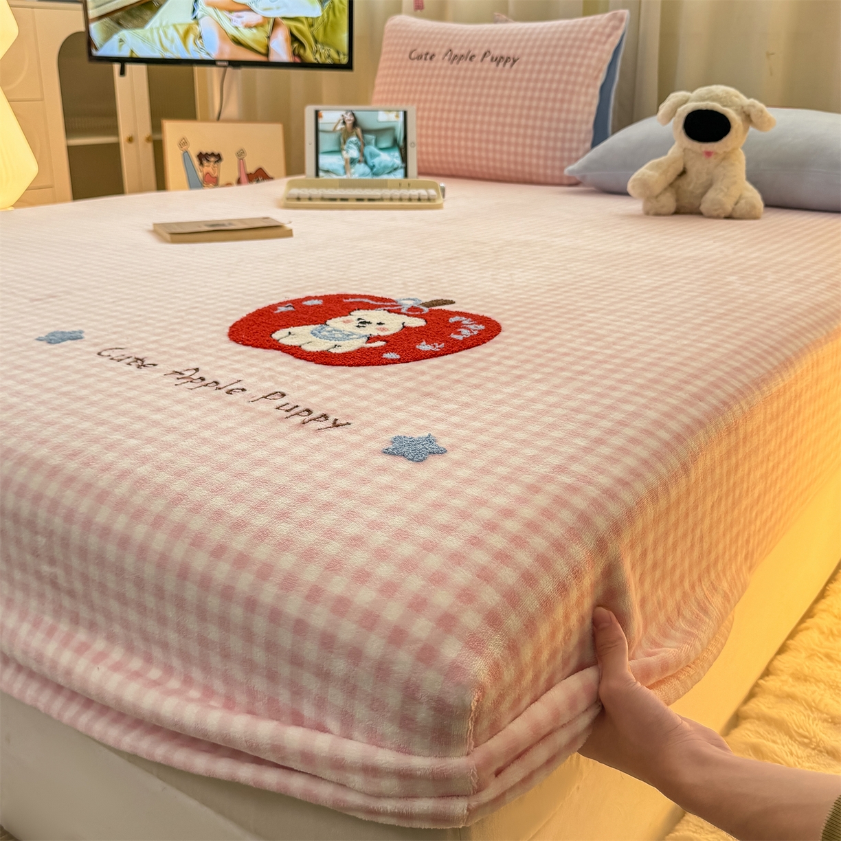 91家纺网 家纺一手货源 找家纺 灰鲸 2025新款高克重牛奶绒毛巾绣床笠单床笠单品床笠床笠单件 粉格苹果狗