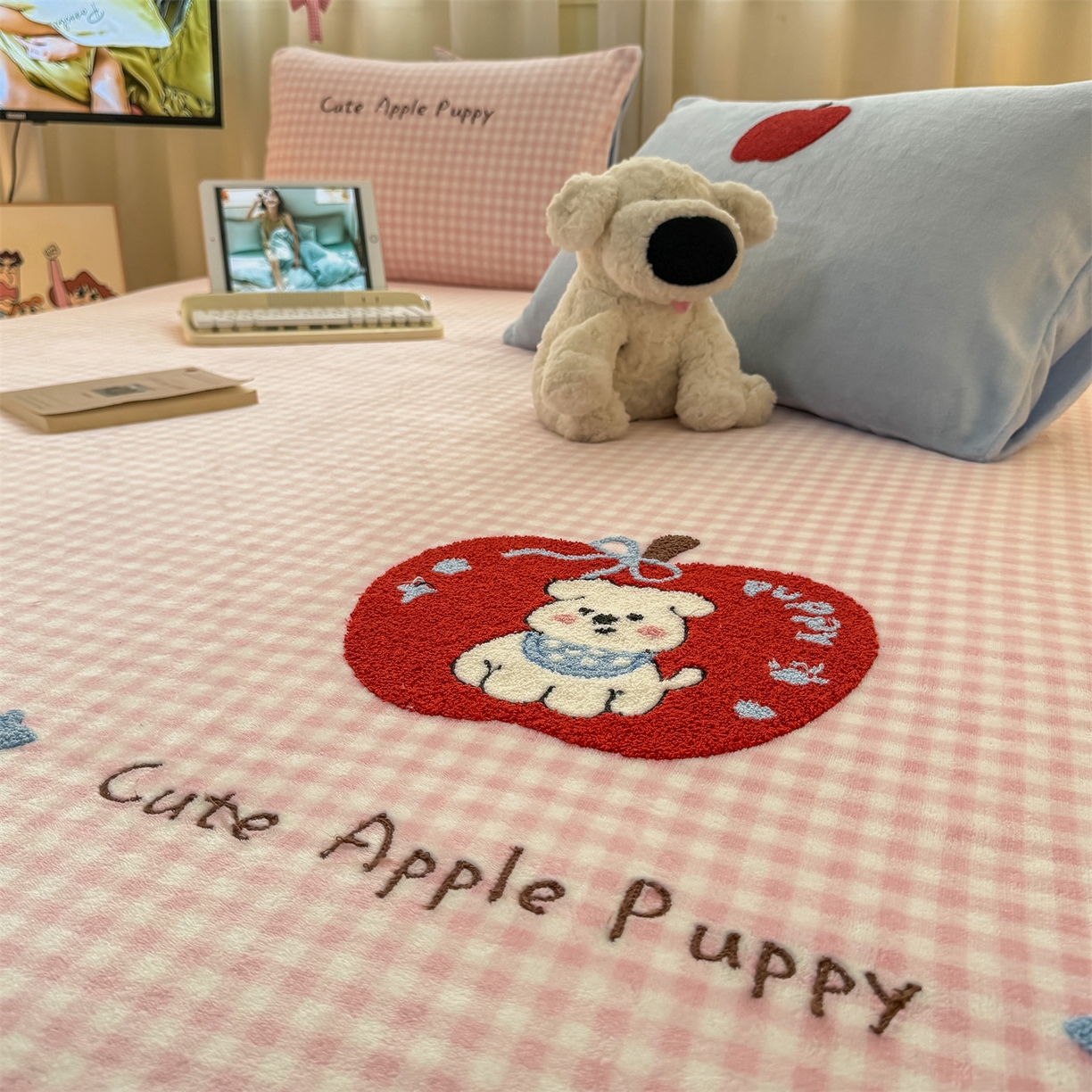 91家纺网 家纺一手货源 找家纺 灰鲸 2025新款高克重牛奶绒毛巾绣床笠单床笠单品床笠床笠单件 粉格苹果狗