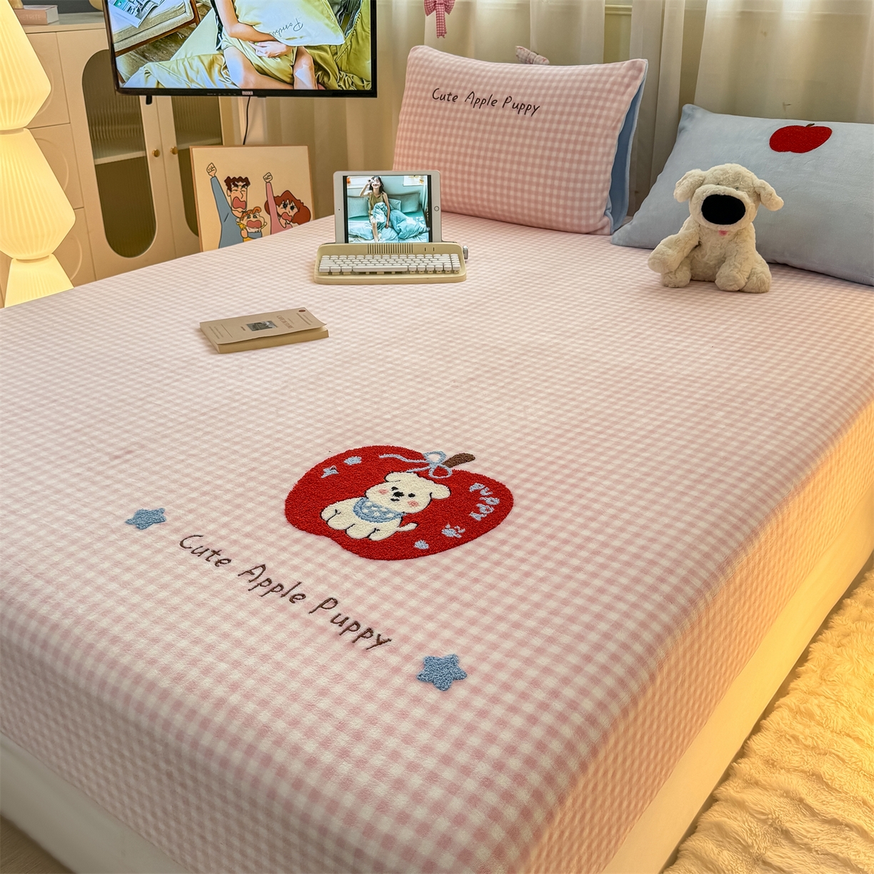 91家纺网 家纺一手货源 找家纺 灰鲸 2025新款高克重牛奶绒毛巾绣床笠单床笠单品床笠床笠单件 粉格苹果狗