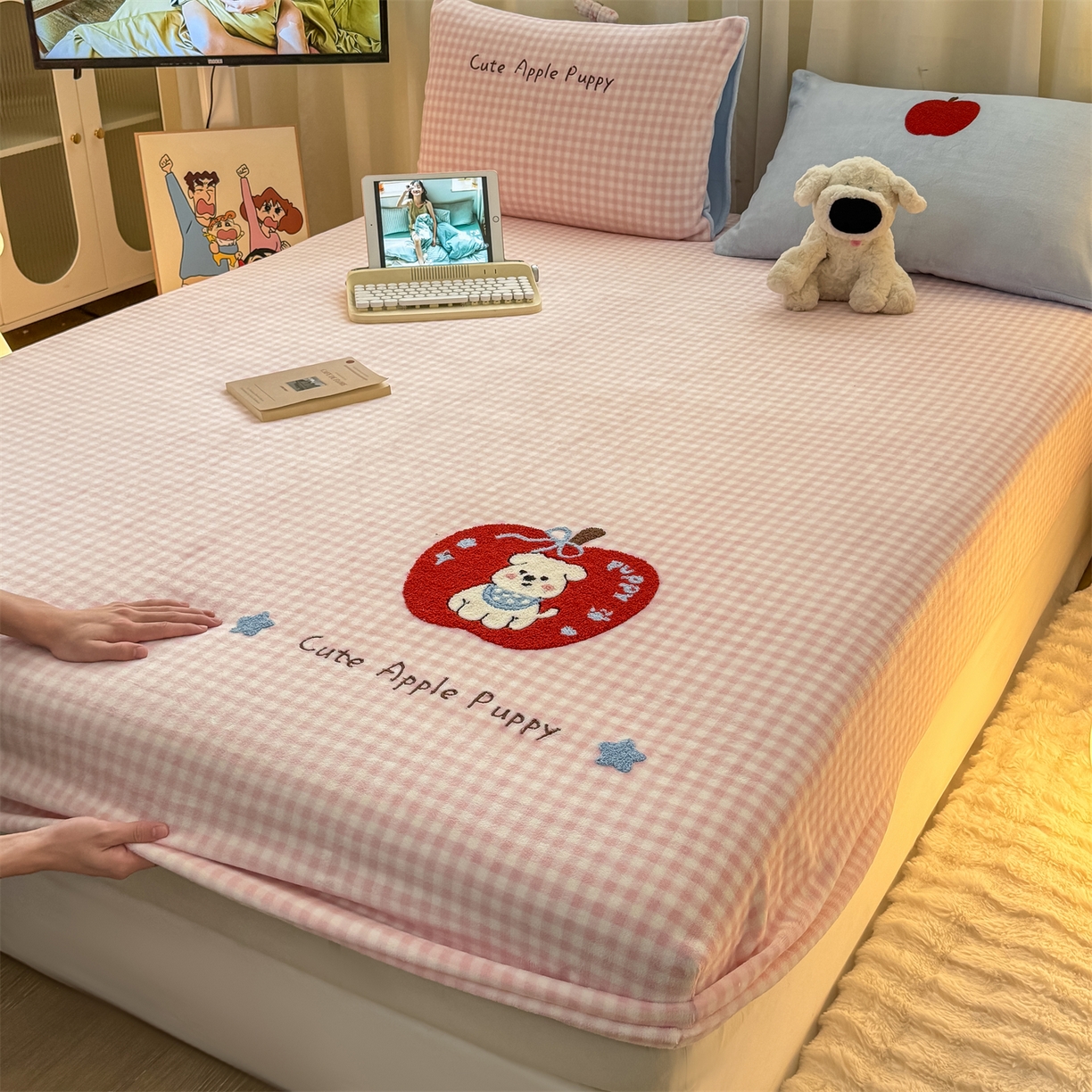 91家纺网 家纺一手货源 找家纺 灰鲸 2025新款高克重牛奶绒毛巾绣床笠单床笠单品床笠床笠单件 粉格苹果狗