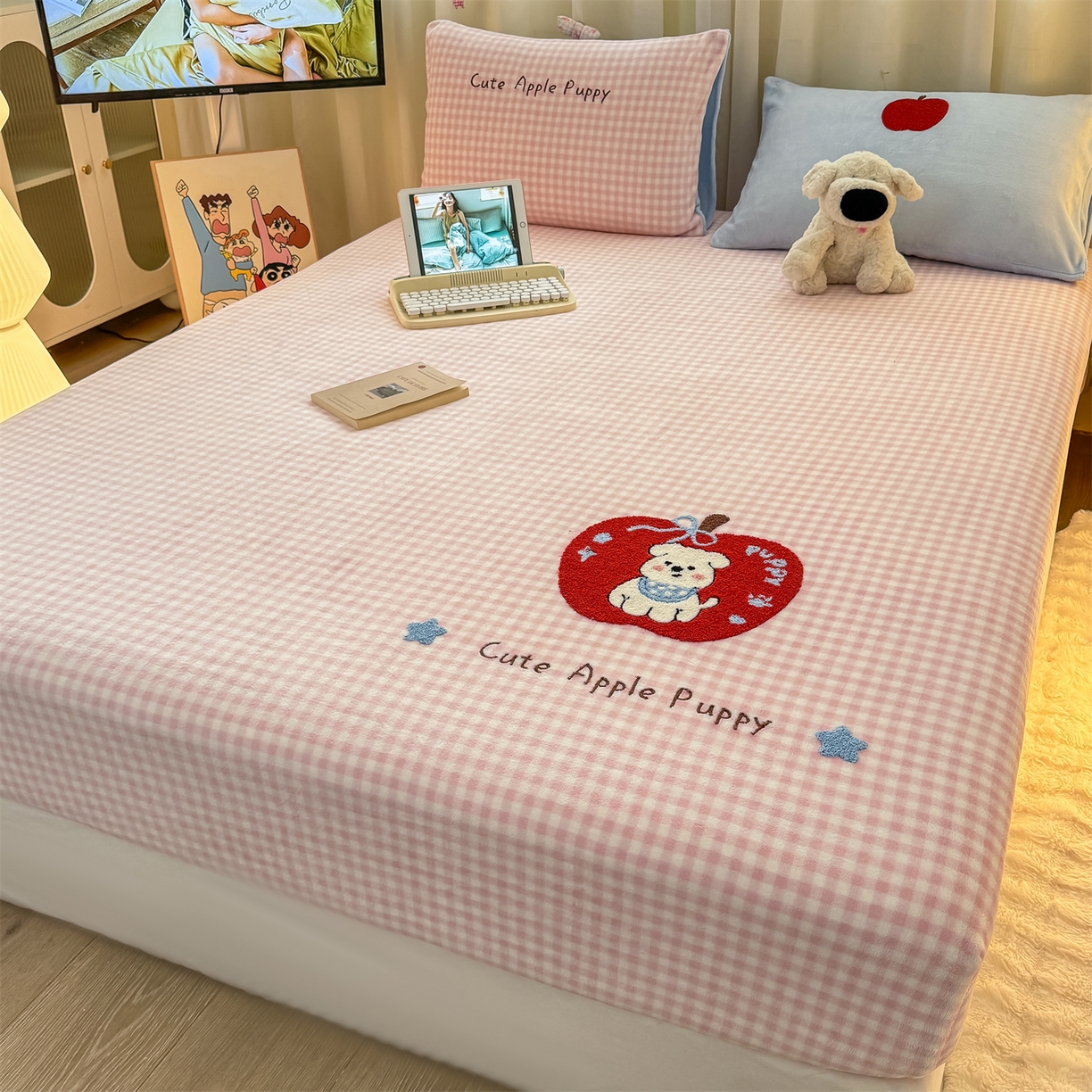 91家纺网 家纺一手货源 找家纺 灰鲸 2025新款高克重牛奶绒毛巾绣床笠单床笠单品床笠床笠单件 粉格苹果狗