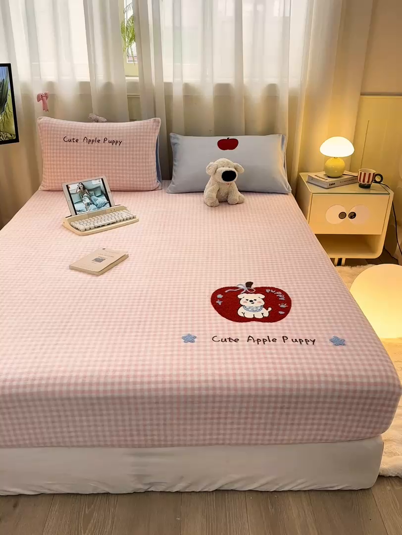 91家纺网 家纺一手货源 找家纺 灰鲸 2025新款高克重牛奶绒毛巾绣床笠单床笠单品床笠床笠单件 粉格苹果狗