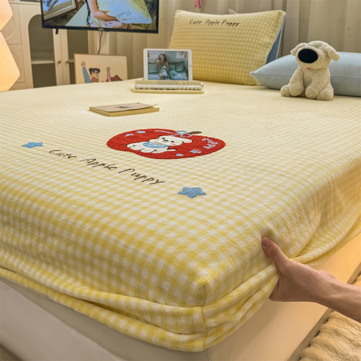 91家纺网 家纺一手货源 找家纺 灰鲸 2025新款高克重牛奶绒毛巾绣床笠单床笠单品床笠床笠单件 黄格苹果狗