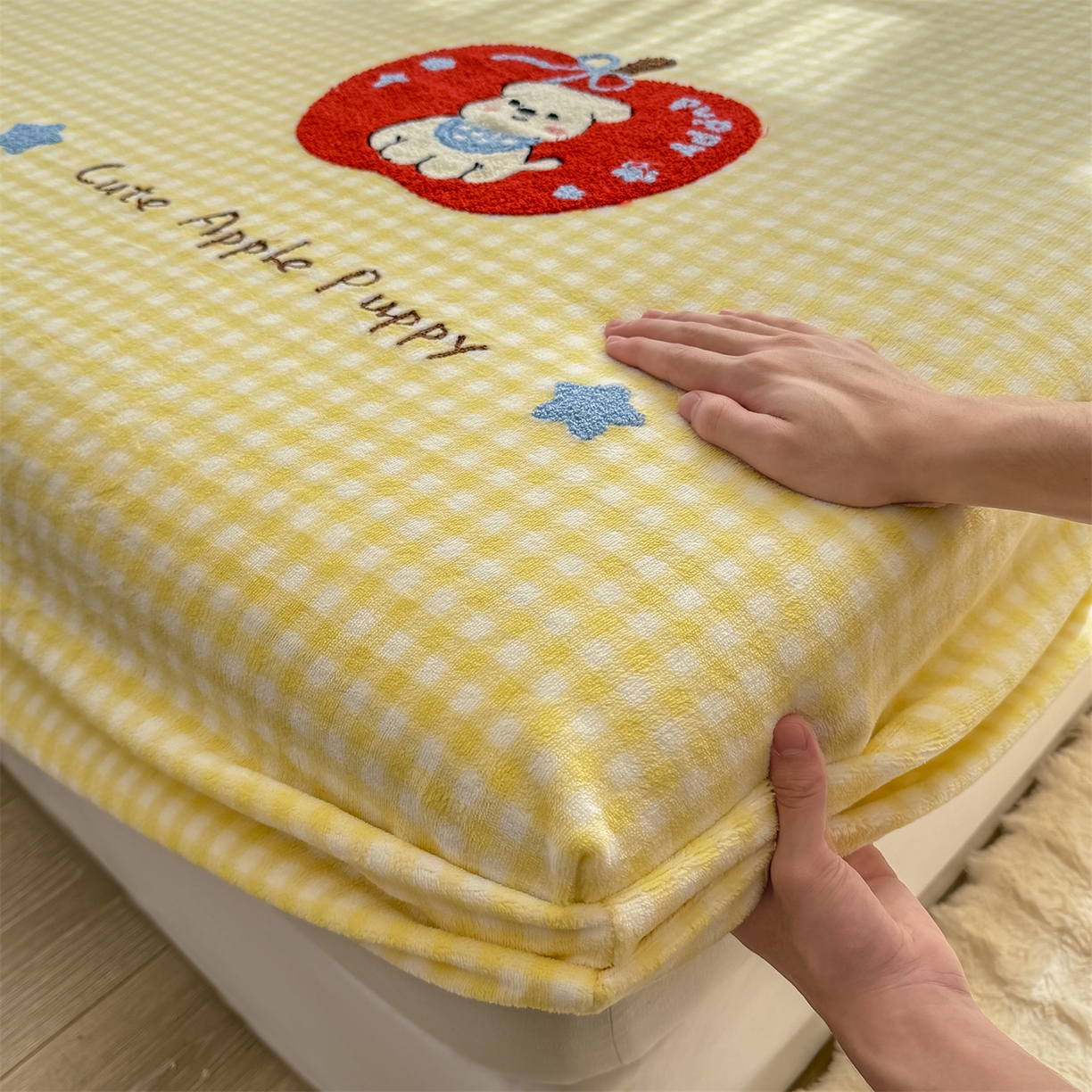 91家纺网 家纺一手货源 找家纺 灰鲸 2025新款高克重牛奶绒毛巾绣床笠单床笠单品床笠床笠单件 黄格苹果狗