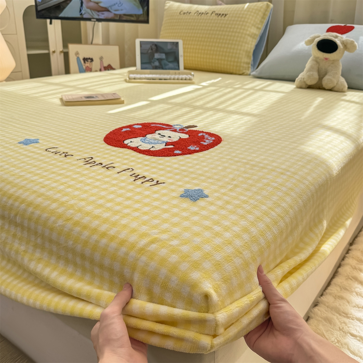 91家纺网 家纺一手货源 找家纺 灰鲸 2025新款高克重牛奶绒毛巾绣床笠单床笠单品床笠床笠单件 黄格苹果狗