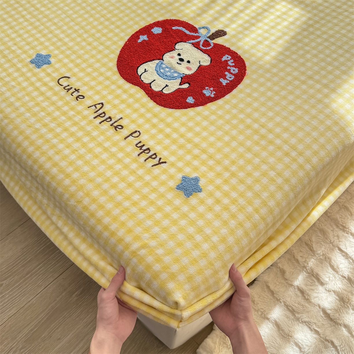 91家纺网 家纺一手货源 找家纺 灰鲸 2025新款高克重牛奶绒毛巾绣床笠单床笠单品床笠床笠单件 黄格苹果狗