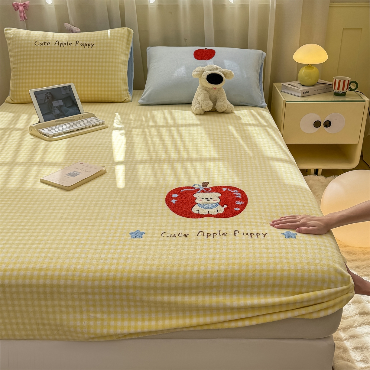 91家纺网 家纺一手货源 找家纺 灰鲸 2025新款高克重牛奶绒毛巾绣床笠单床笠单品床笠床笠单件 黄格苹果狗